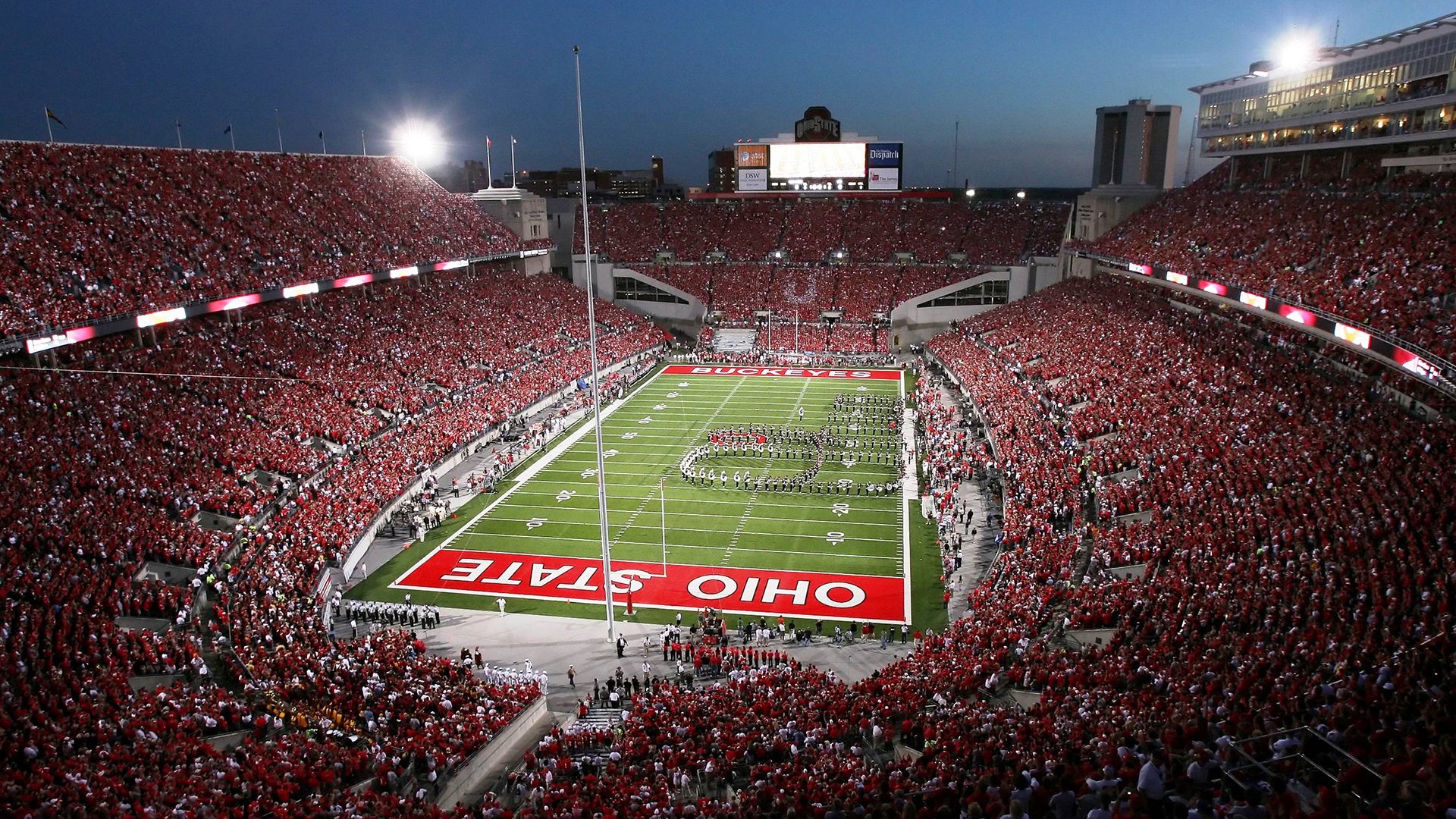 轮滑绕桩速度赛 锥桶间S形路线考验操控精度